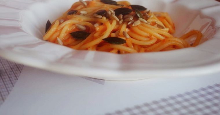 Spaghetti z sosem z pieczonych warzyw